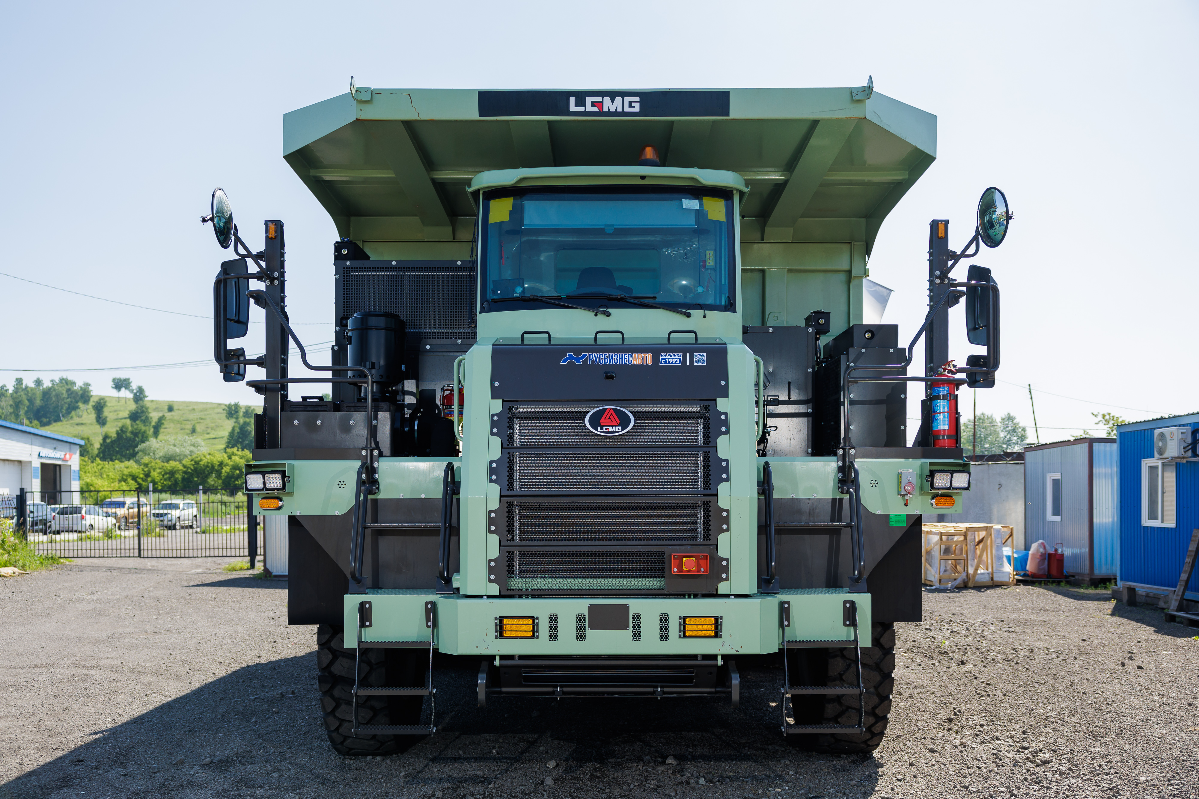 Карьерный самосвал LGMG RTH100 (скальный кузов, задний борт челюстного типа)